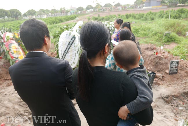 Nghẹn lòng hình ảnh bố bé gái người Việt trước phần mộ con gái - Hình 3