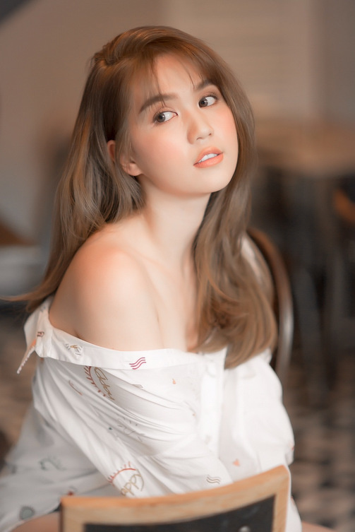 Ngọc Trinh khác lạ với màu tóc mới - Hình 8