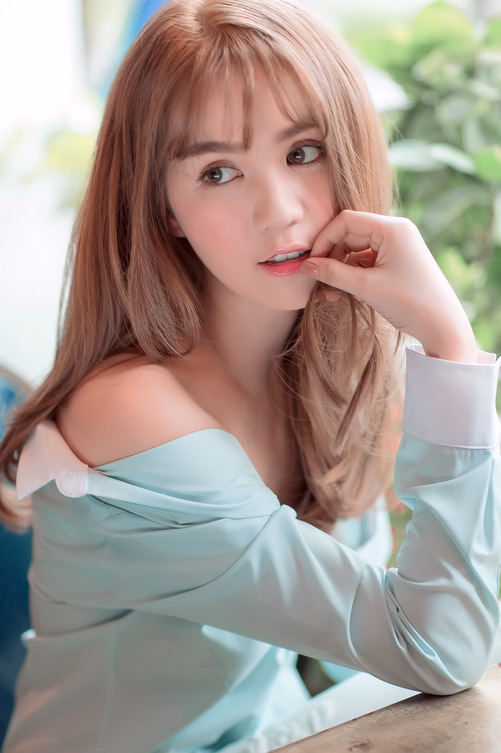 Ngọc Trinh khác lạ với màu tóc mới - Hình 6