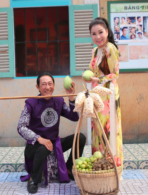 Hoài Linh đi xem phim cũng hút trăm ánh mắt bởi gu lạ - Hình 5