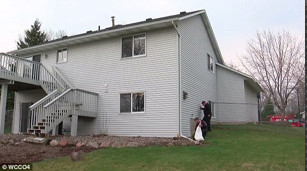 Mỹ: Mua nhà mới, phát hiện trăm con rắn bên trong - Hình 2