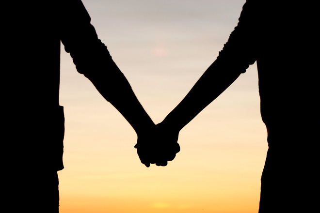 Vợ chồng nắm tay: Nắm tay đối phương rất quan trọng trong tình cảm của đôi vợ chồng. Hãy xem hình ảnh và cảm nhận tình yêu thắm thiết được thể hiện qua cách nắm tay trong đời sống hằng ngày.