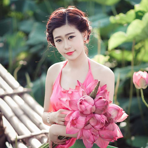 60 cách tạo dáng chụp ảnh với hoa sen tuyệt đẹp