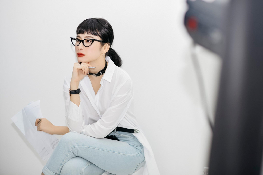 Angela Phương Trinh nghiện mặc sơ mi xuống phố - Hình 1