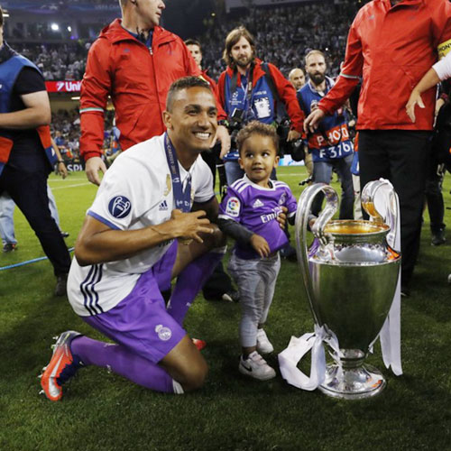 Các thiên thần nhỏ đáng yêu của tân vương Champions League - Hình 8
