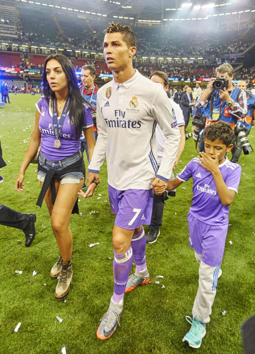Các thiên thần nhỏ đáng yêu của tân vương Champions League - Hình 1