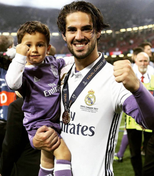 Các thiên thần nhỏ đáng yêu của tân vương Champions League - Hình 9