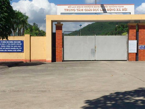 Cầm bóng đèn đoạt mạng người đang xếp hàng lấy cơm - Hình 1