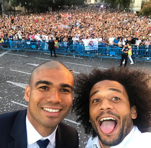 Casemiro vui vẻ để Marcelo cạo đầu - Hình 2