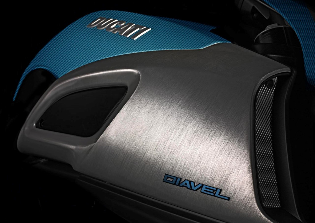 Ducati Diavel bản độ carbon xanh độc đáo - Hình 2