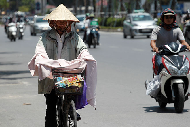 Nắng nóng cực độ khiến đàn ông ra đường cũng phải mặc váy - Hình 6