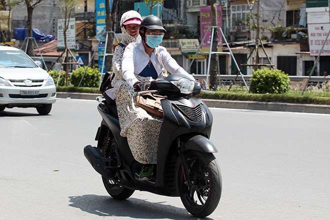 Nắng nóng cực độ khiến đàn ông ra đường cũng phải mặc váy - Hình 2