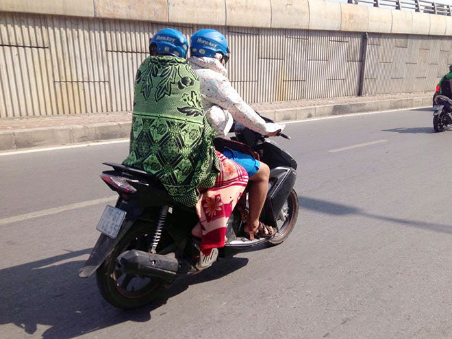 Nắng nóng cực độ khiến đàn ông ra đường cũng phải mặc váy - Hình 7