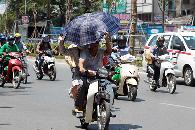 Nắng nóng cực độ khiến đàn ông ra đường cũng phải mặc váy - Hình 5