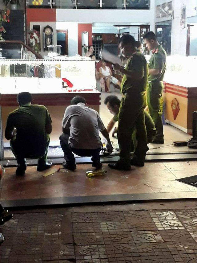 Nhóm thanh niên xông vào tiệm vàng, đập bể kính lấy vàng bỏ chạy - Hình 2
