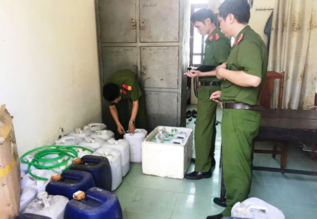 Thu mua hàng trăm lít rượu tự nấu về pha với nước dược liệu để bán - Hình 1
