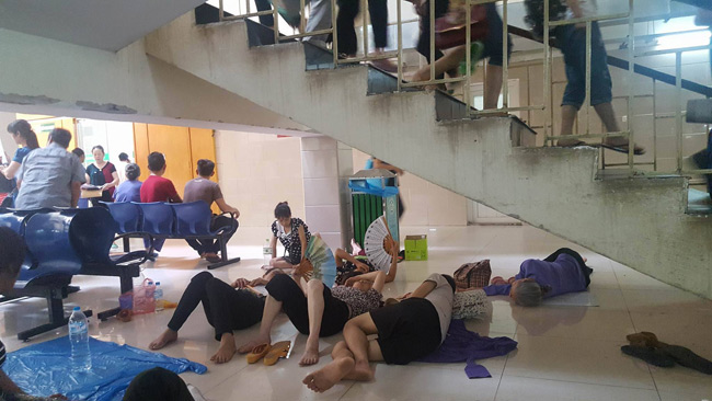 Vạ vật nằm hành lang chờ khám trong cái nắng như chảo lửa - Hình 5