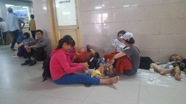 Vạ vật nằm hành lang chờ khám trong cái nắng như chảo lửa - Hình 6
