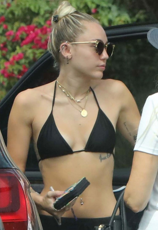 Miley Cyrus mặc bikini đi mua sắm giữa ngày nắng nóng.