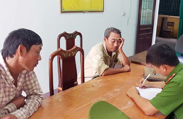 2 phu vàng trốn về từ Lào trình báo việc bị lừa bán - Hình 1