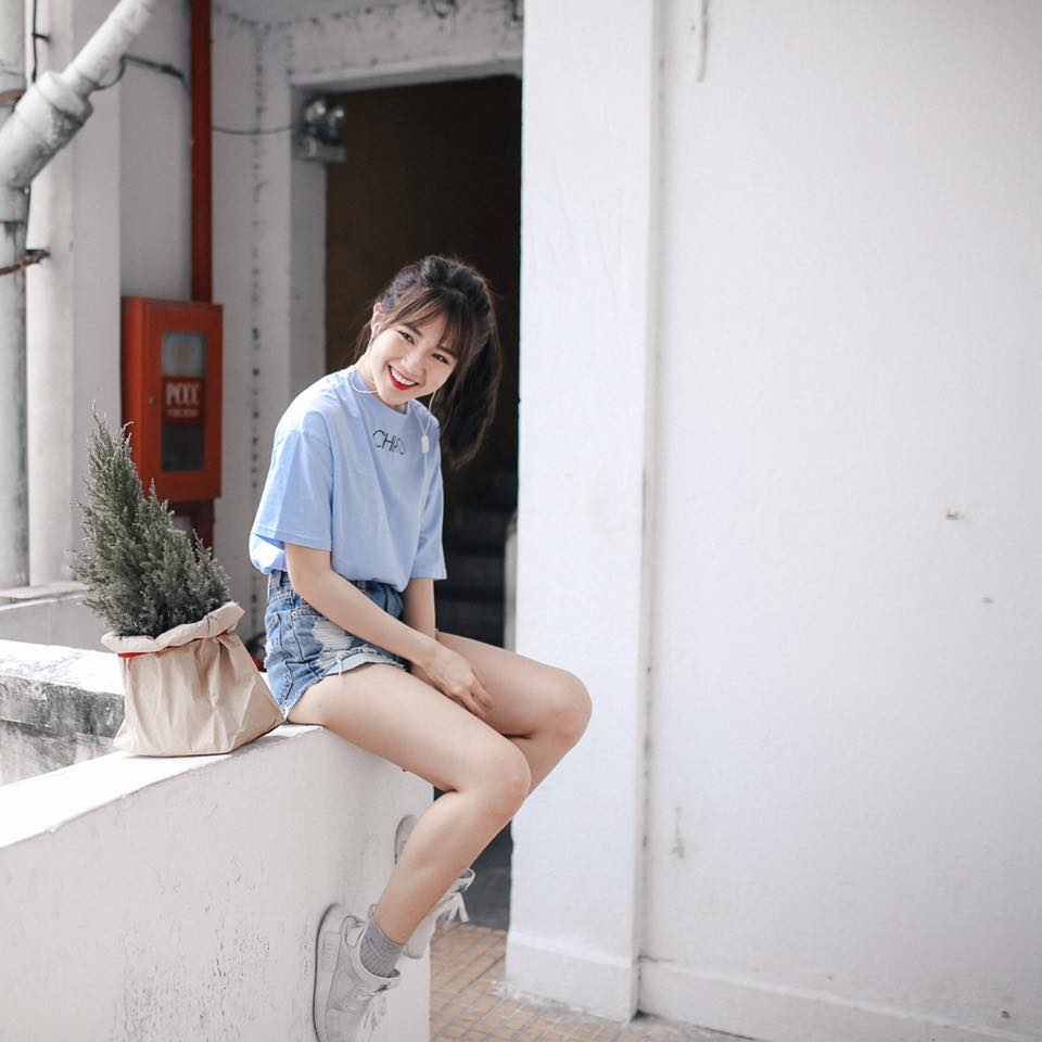 Bạn gái mới Sơn Tùng xinh như búp bê với váy áo mát mẻ ngày hè - Hình 2