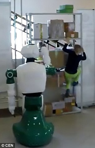 Cận cảnh Robot Nga cứu bé gái dù không được lập trình - Hình 2