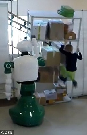 Cận cảnh Robot Nga cứu bé gái dù không được lập trình - Hình 1