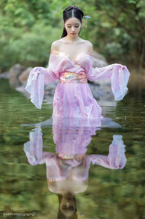 Elly Trần Thái Lan làm bao anh vỡ mộng khi hớ hênh vì áo tắm xẻ sâu - Hình 10