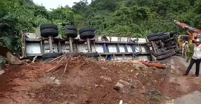 Giải cứu tài xế mắc kẹt trong chiếc xe lật chênh vênh trên đèo - Hình 1