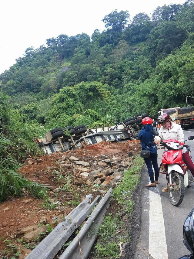 Giải cứu tài xế mắc kẹt trong chiếc xe lật chênh vênh trên đèo - Hình 2