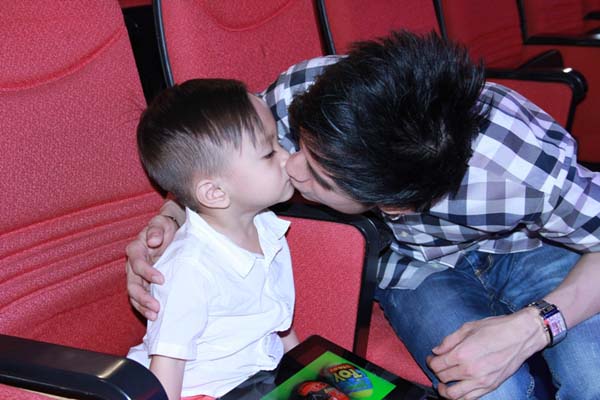 MC Phan Anh, Thành Trung cũng hôn môi con gái như David Beckham - Hình 3