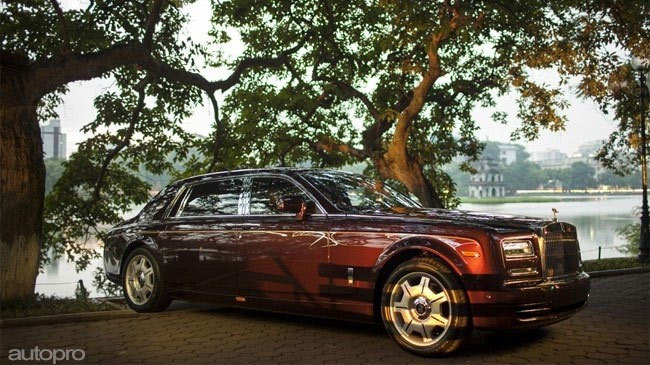 Nóng trong ngày: Đại gia Thản hút điếu cày nhưng đi Rolls-Royce Phantom gây sốt - Hình 1
