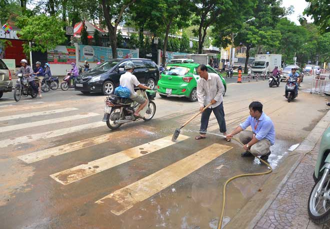 Ông Đoàn Ngọc Hải sờ gáy công trình làm bẩn vỉa hè ở Sài Gòn - Hình 2
