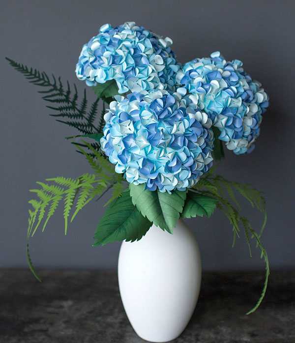 Tận hưởng vẻ đẹp tuyệt vời của hoa cẩm tú cầu và cảm nhận vẻ đẹp tinh tế trong hình ảnh này. Hãy ngắm nhìn sự phối hợp màu sắc hoàn hảo của hoa này trên nền trắng tinh khiết và cảm nhận sự mềm mại và nữ tính của nó.