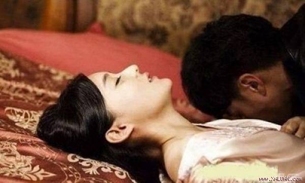 Đêm nào cũng ân ái mà vợ vẫn ra máu, thấy khó hiểu tôi liền cầm đèn soi vào chỗ đó thì... - Hình 1