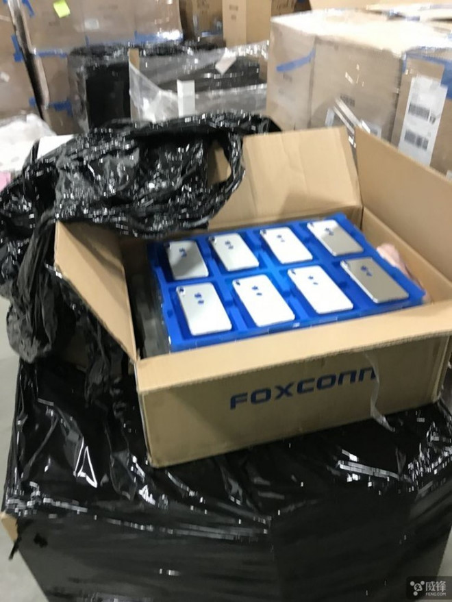Lộ ảnh thực tế iPhone 8 khiến người dùng hoang mang - Hình 1