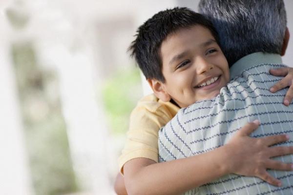 Ông nội để lạc mất cháu bị con trai đánh gãy chân,3 năm sau người bố tìm thấy con nhưng... - Hình 2