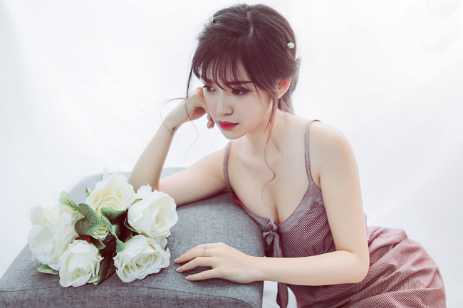 Ảnh đời thường bốc lửa của 9X mặc mát mẻ nơi công sở - Hình 7