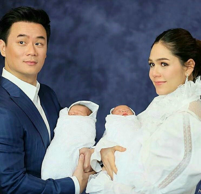 My nhân đep nhât Thai Lan Chompoo Araya khoe căp song sinh vưa chao đơi - Hình 2