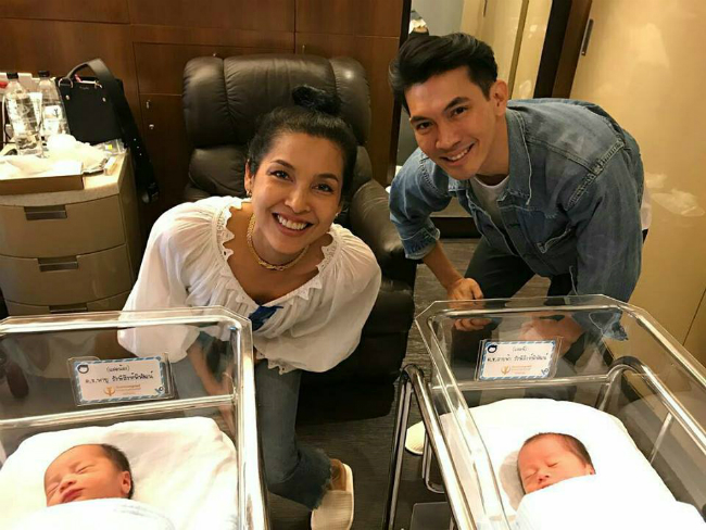 My nhân đep nhât Thai Lan Chompoo Araya khoe căp song sinh vưa chao đơi - Hình 9