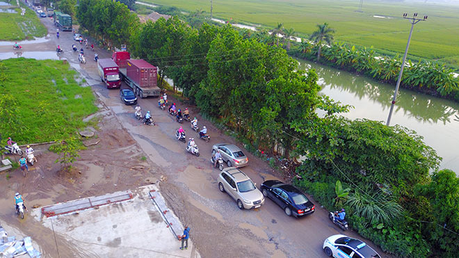 Ô tô né trạm thu phí quốc lộ 5, đường nhánh đầy ổ voi - Hình 1