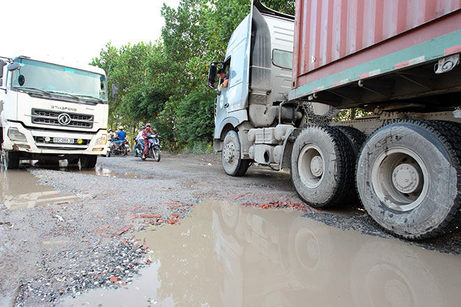 Ô tô né trạm thu phí quốc lộ 5, đường nhánh đầy ổ voi - Hình 2