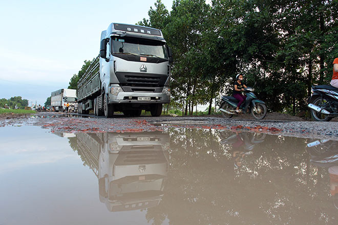 Ô tô né trạm thu phí quốc lộ 5, đường nhánh đầy ổ voi - Hình 10