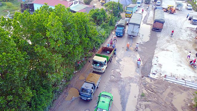 Ô tô né trạm thu phí quốc lộ 5, đường nhánh đầy ổ voi - Hình 4