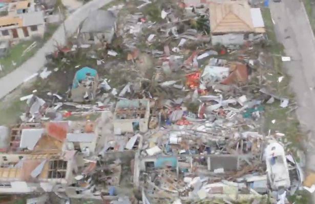 Siêu bão Irma: Xe hơi bay, xe container cũng bay - Hình 1