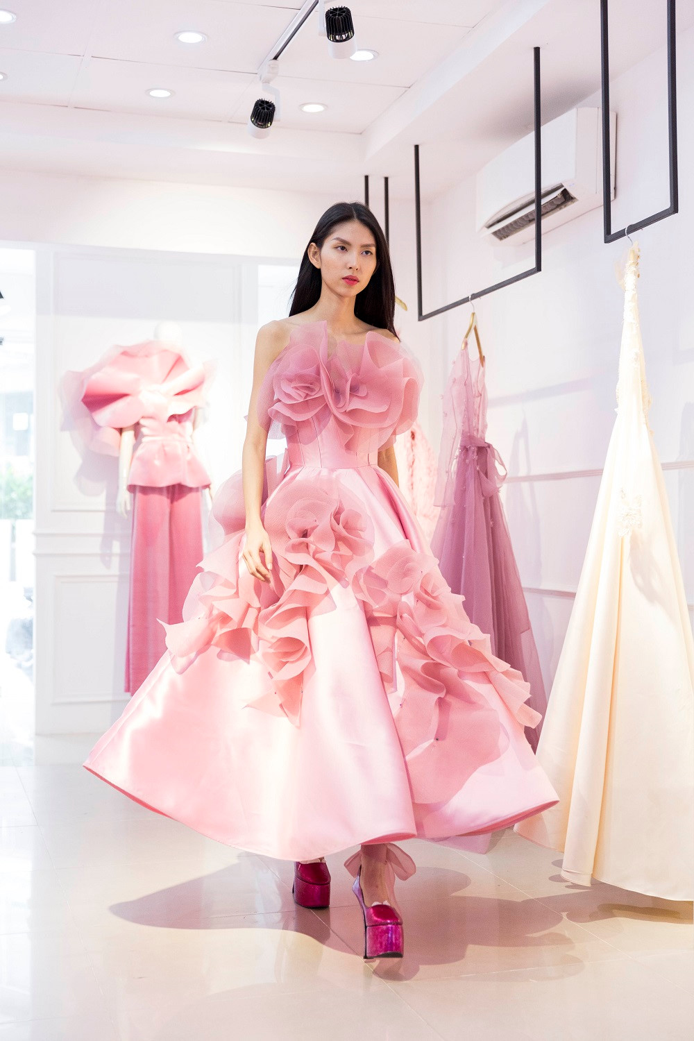 Top 3 Next Top Model thử váy cồng kềnh cho đêm chung kết - Hình 3