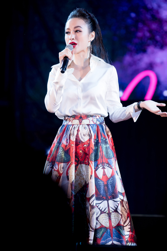 Angela Phương Trinh diện kín mít, đón năm mới ở Đà Nẵng - Hình 4