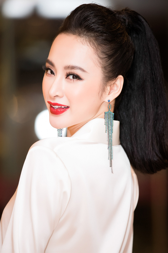 Angela Phương Trinh diện kín mít, đón năm mới ở Đà Nẵng - Hình 3