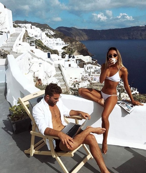 Cặp đôi kiếm bộn tiền chỉ nhờ du lịch và chụp gái xinh mặc bikini - Hình 1