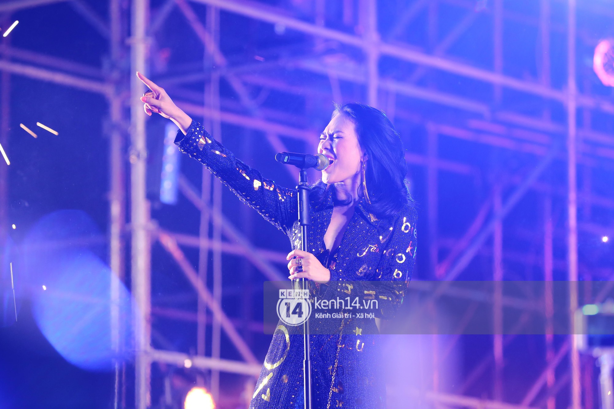 Mỹ Tâm, Đông Nhi, Sơn Tùng đốt cháy đại nhạc hội đón năm mới bằng những màn trình diễn mãn nhãn - Hình 1